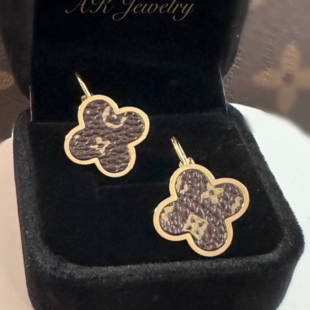 💎EARRINGS Brown Tan Patterned Style, Lightweight Clover Gold Pierced